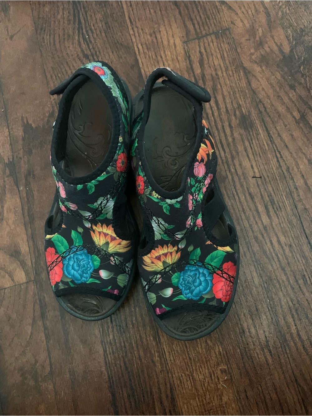 Bzees Dream Washable Wedge Sandals Black Floral Print Boho Size 6.5M